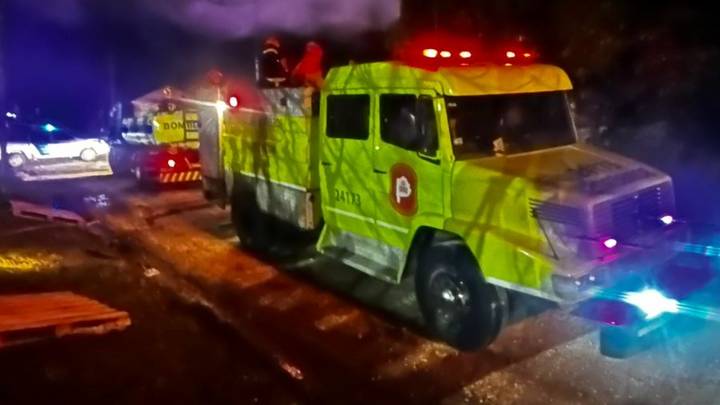 Impactante incendio en Batán: una mujer fue asistida por principio de asfixia