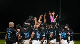 Texas | Venezolanos encuentran un hogar en liga de softbol