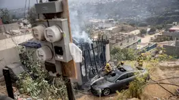 México | Quiso cargar su Tesla en un poste de luz y causó un incendio (+Video)
