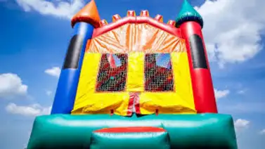Niño fallece luego que un castillo inflable volara sobre campo de béisbol Niño fallece luego que un castillo inflable volara sobre campo de béisbol