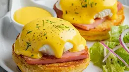EEUU | Así se preparan los huevos benedictinos para un desayuno gourmet