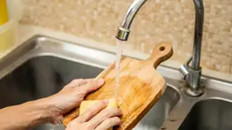 Desinfecta la tabla de picar y evita la contaminación cruzada y la salmonella
