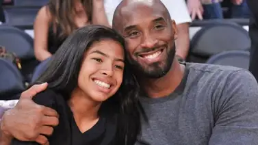 Los Lakers develan estatua en homenaje a Kobe Bryant y a su hija Gigi Los Lakers develan estatua en homenaje a Kobe Bryant y a su hija Gigi
