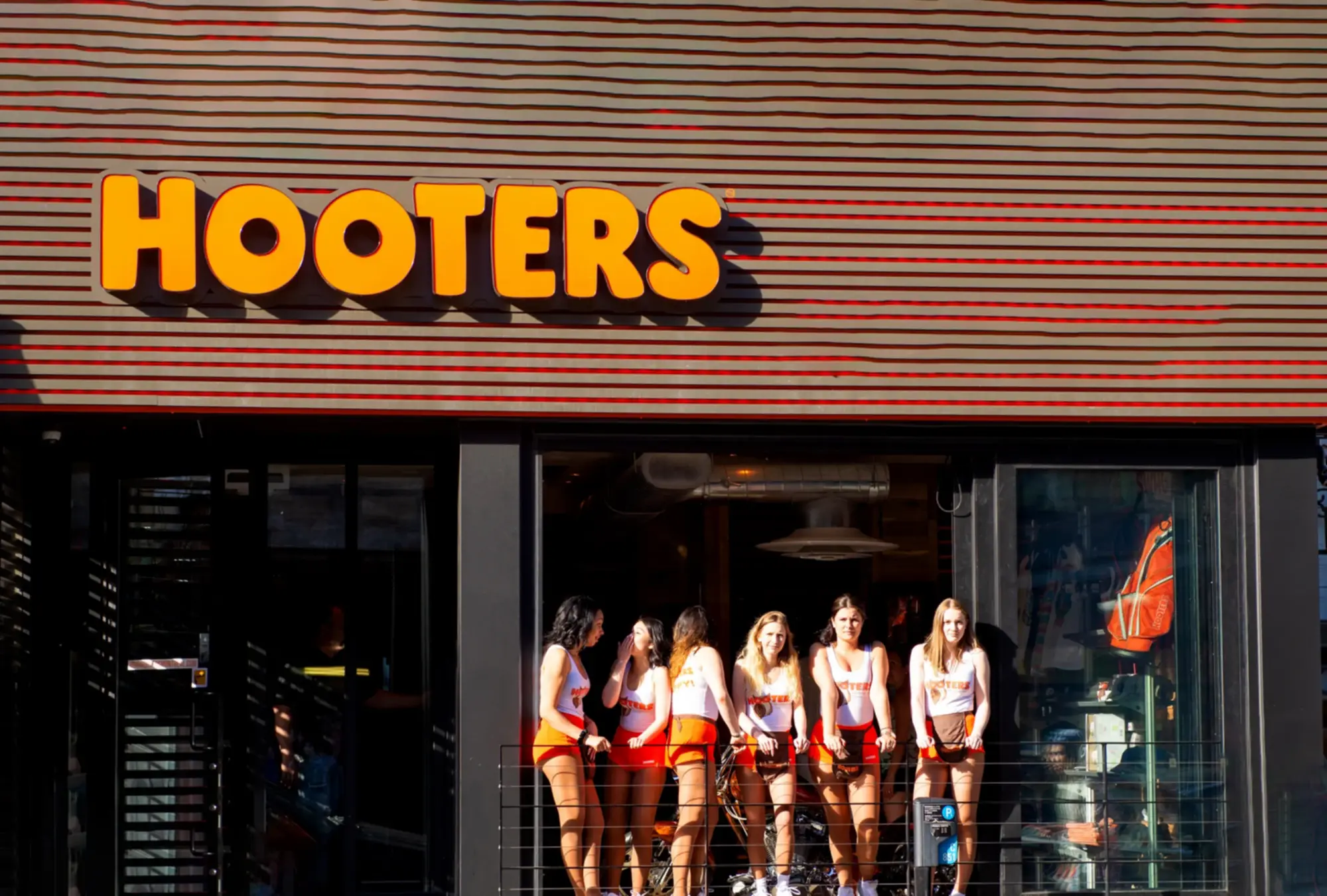 EEUU | Mujer logra ganar $451 por trabajar 4 horas en Hooters