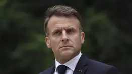 París 2024|El polémico beso del presidente Macron y la ministra del deporte (+FOTOS)