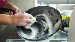 Remueve la suciedad del sartén con estos ingredientes