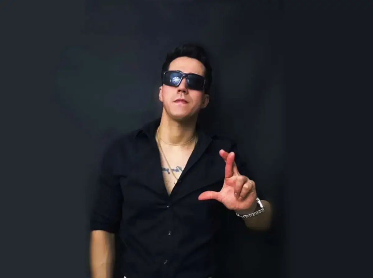 Yhony J explota su vena poética con "La intelectual"