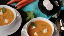 Crema de zanahoria con queso de cabra