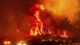 Desalojan a residentes y cierran carreteras debido a un gran incendio en California