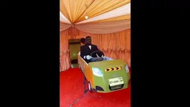 Taxista es velado en un ataúd en forma de auto mientras sostiene un volante (+Video) Taxista es velado en un ataúd en forma de auto mientras sostiene un volante (+Video)