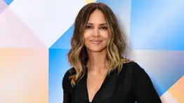 Halle Berry celebró con poca ropa 20 años de su papel en "Gatúbela"