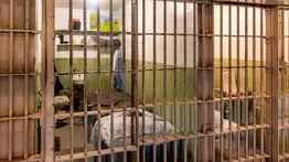 California | Migrantes detenidos inician huelga de hambre ante presuntos maltratos