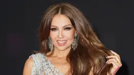 Fans "destruyen" a Thalia por usar una camisa rota