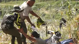Texas instala una tercera barrera de alambre en el río Bravo